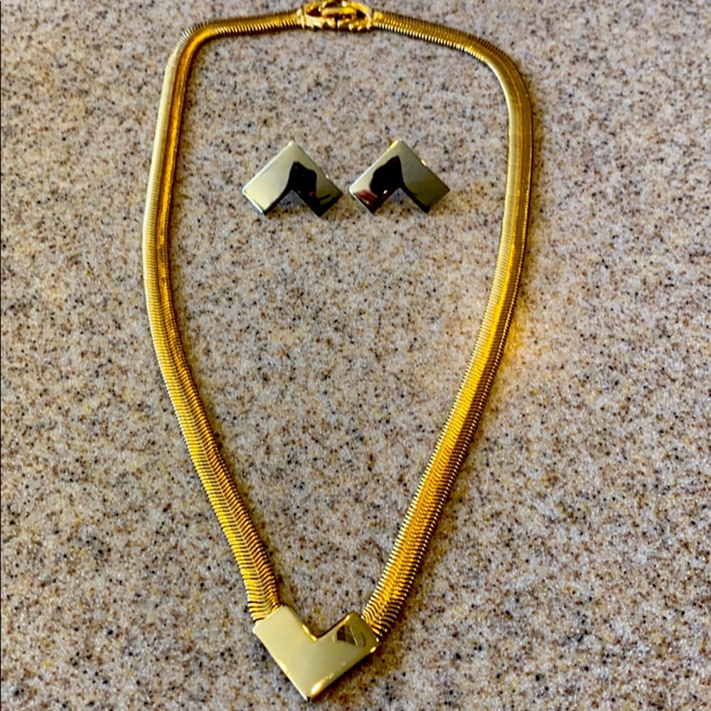 Gold necklace and earring set. So so 80’s!